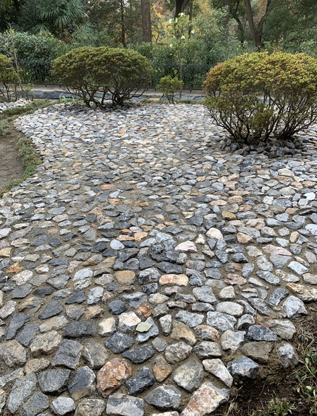 秩父産栗石で実現する美しく管理しやすい庭の写真
